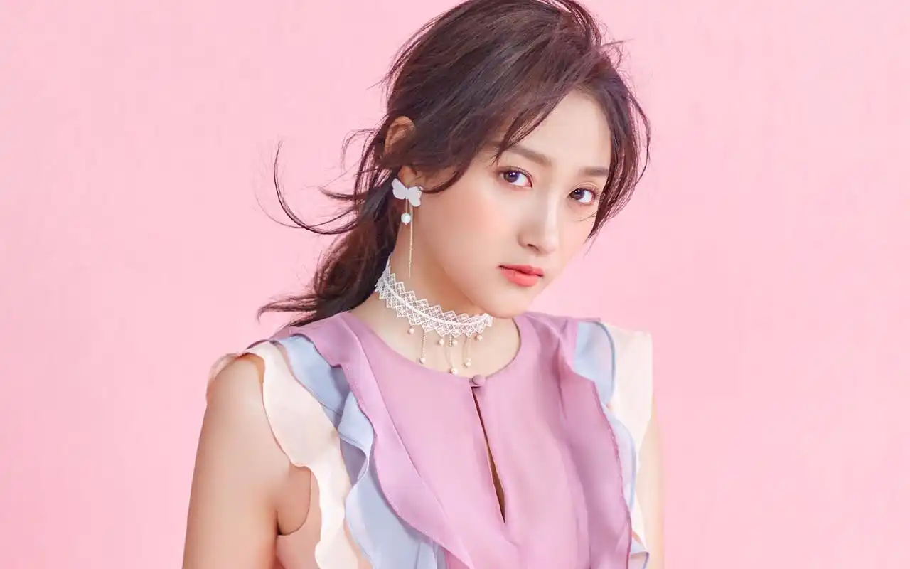 小编为大家带来一组关晓彤粉色系时尚写真图片桌面壁纸.