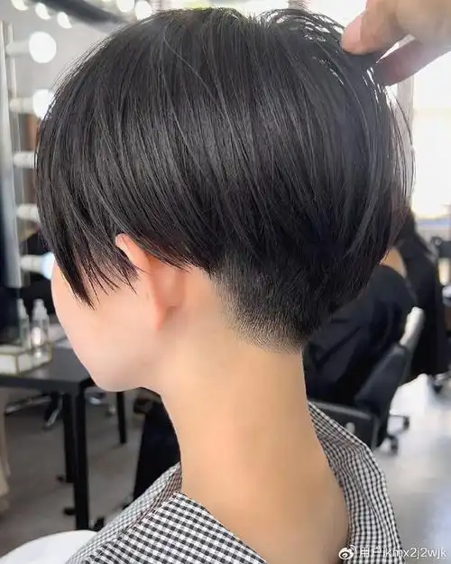 当下最火女发来了,两侧掏空推后脖短发,喜欢别错过|发型|短发|理发师
