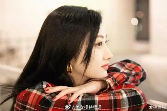 景甜晒美照夸张金耳环抢眼 着红黑格子衬衣休闲清爽