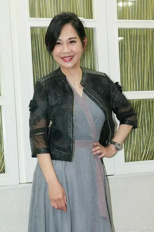 陈松伶——圆圆的脸上一双乌黑的大眼睛,自有一股清新的书卷气