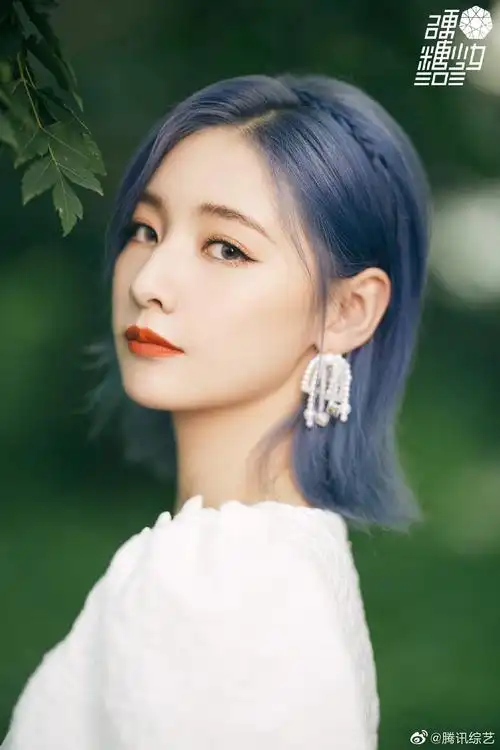 森林公主硬糖少女303赵粤最新定妆照蓝色编发展现温柔气质