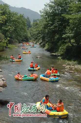 江西连日高温烤热"亲水游" 武陵岩峡谷漂流火爆(组图)