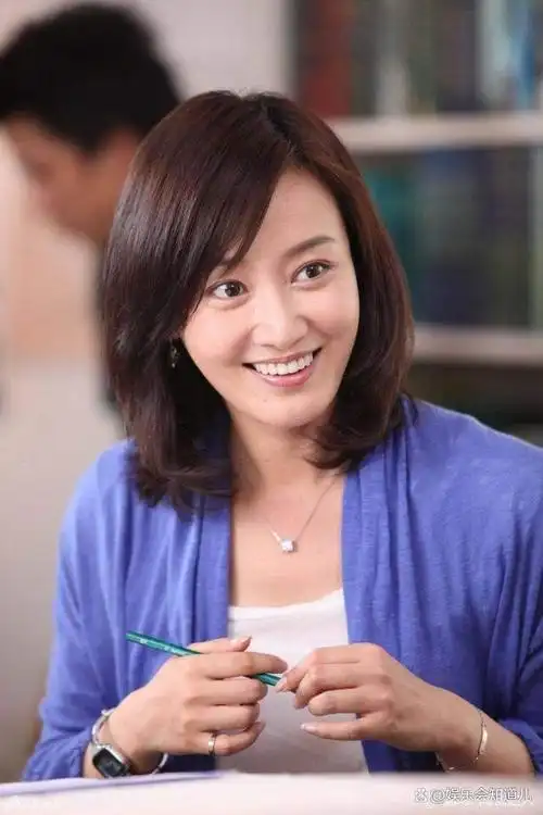 "5月,她和胡兵通过微博共享手持结婚证的照片并相互艾特,伴随着满满的