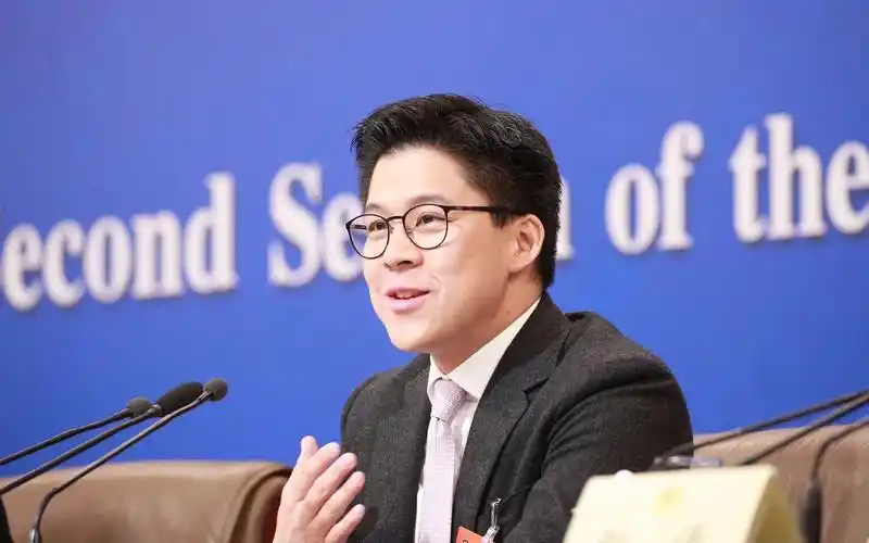 郭晶晶赢麻了!霍启刚任主持人出席大湾区青年发展论坛,履历更新