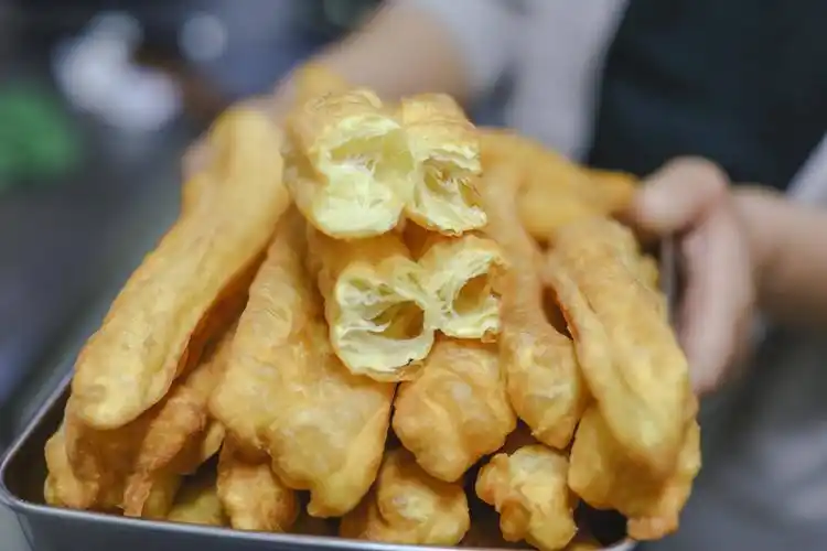 金黄酥脆的大油条蓬松多孔,真正零失败的配方,自制健康又放心