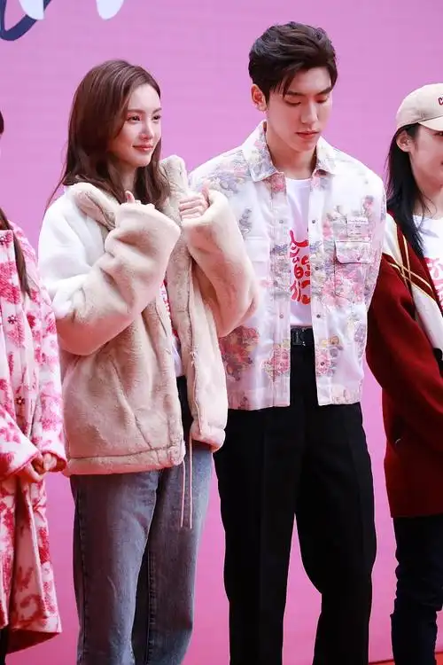 组图金晨王子异男俊女靓合体亮相二人穿着粉嫩cp感十足