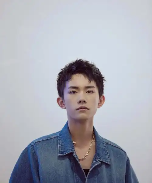 易烊千玺帅气迷人写真图片