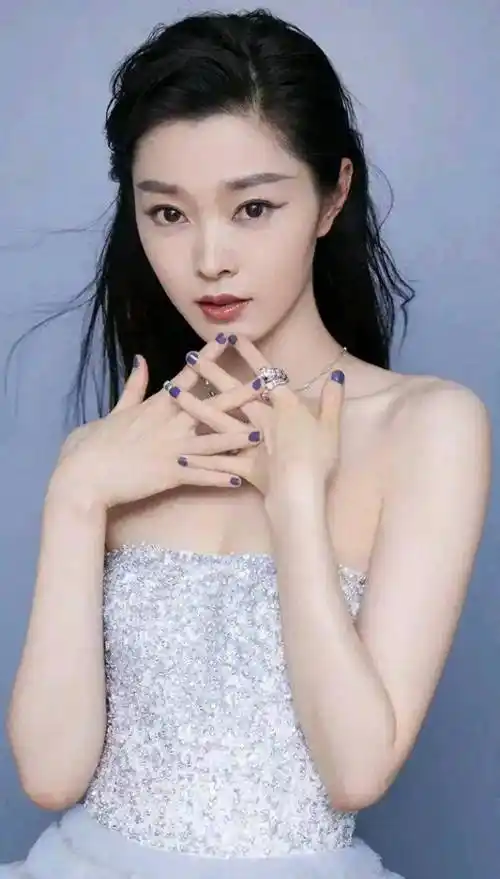 《绽放魅力·宋轶靓丽写真集》:清新动人,温柔迷人_一面_感觉_演艺界