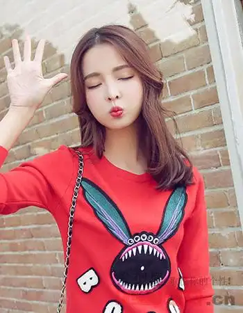 再搭配甜美的齐刘海长发发梢烫发的设计一样很显青春少女风