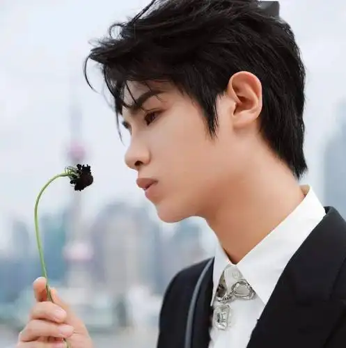 微信头像黄明昊