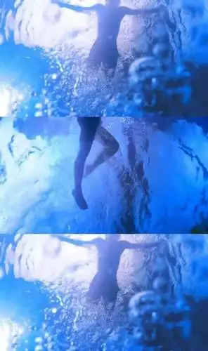 壁纸:王俊凯游泳照