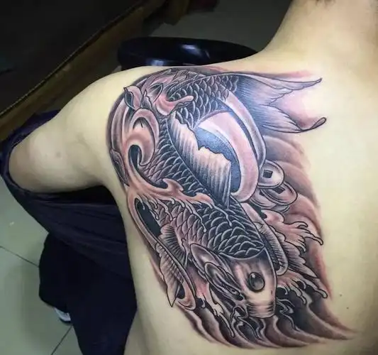 后背鲤鱼纹身图片_成品背部传统动物纹身图案