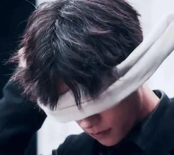 易烊千玺广告照片,蒙着眼睛带着神秘感,摘下布条让人惊艳_网易订阅