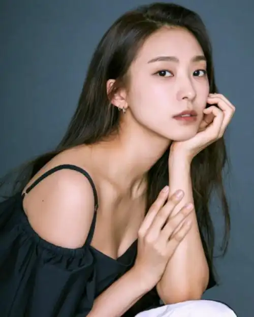 韩国人气组合sistar出身的演员尹宝拉被选为美妆综艺节目《姐姐们的