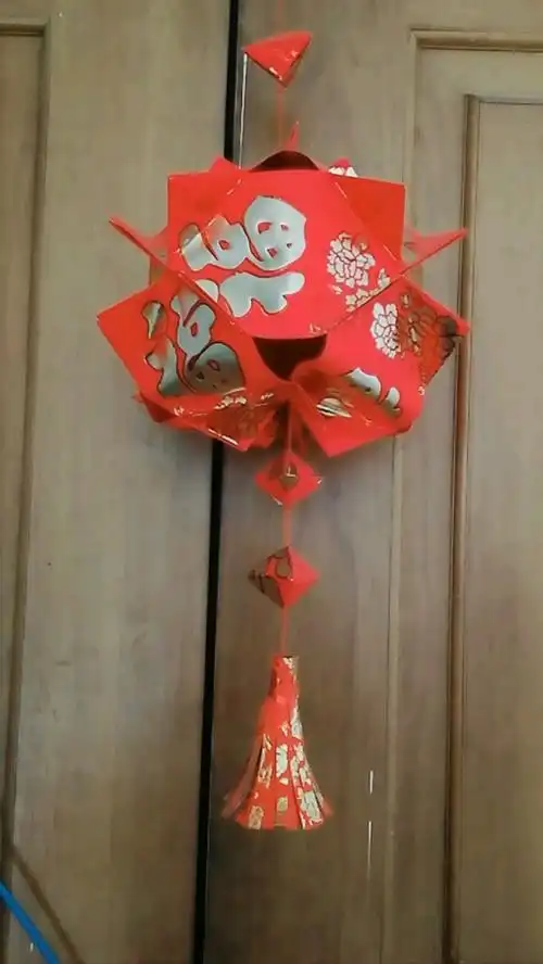 小宝贝与妈妈做的红包灯笼