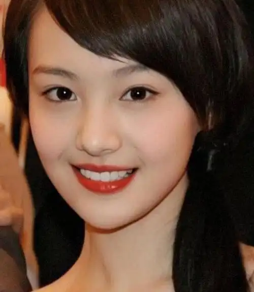 刚出道时的郑爽没有整容打扮的简简单单却清纯可人