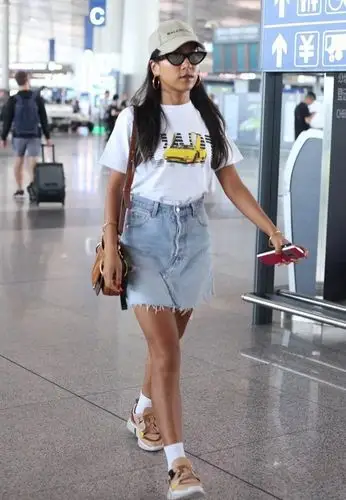 吉克隽逸这比例太优越!露脐装配包臀裙,162身高穿出超模般长腿