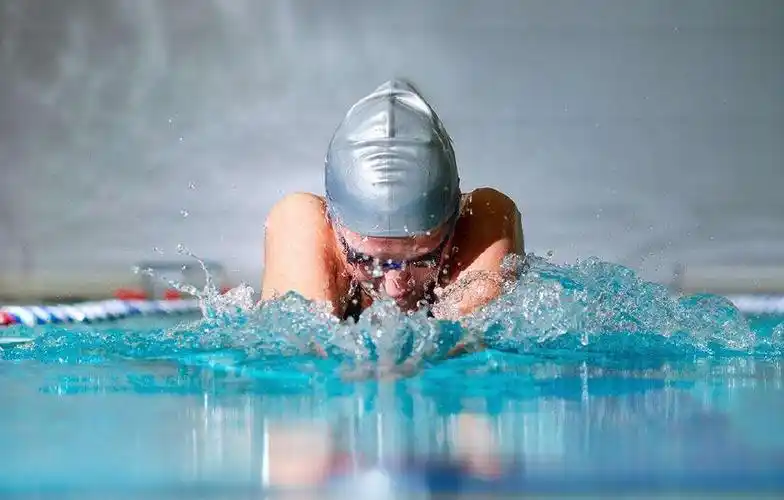 身体的上半部分露出来的位置比较高,那么就必须要改变在游泳时的发力