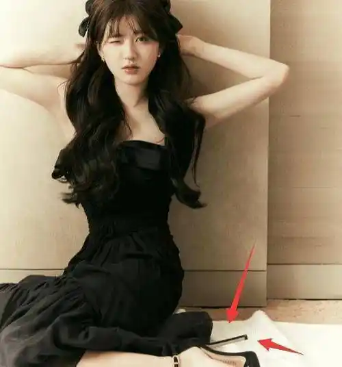 赵露思晒活动照,卷长发,画泪痣显少女,坐地上拍照10cm凉鞋抢镜_展示出