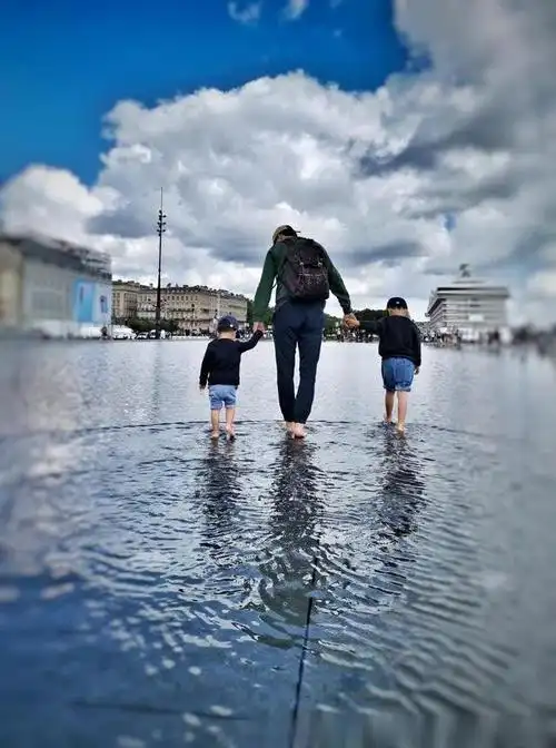 靳东妻子李佳晒照为小儿子庆生 兄弟俩背影出镜超可爱