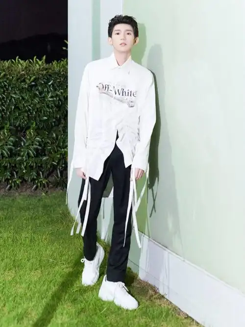 王源白色衬衫简约帅气写真