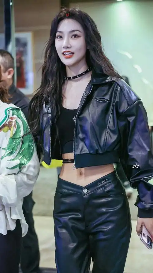 曾可妮腰线#曾可妮的上班照9615,港风大波浪77露腰皮衣,身材超