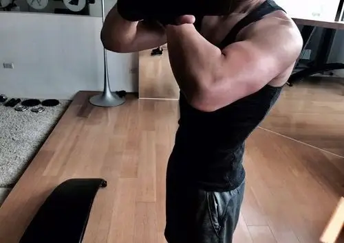 小s老公变身肌肉猛男亲自为爱妻下厨