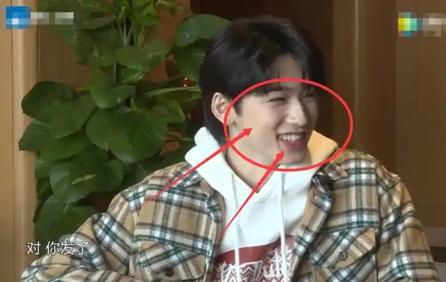 宋亚轩脸上打了几斤粉?咧着嘴笑时,牙和脸的对比至少差5个色号