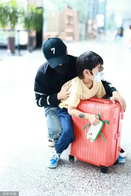 黄晓明和小海绵现身机场