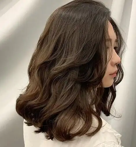 卷发2022流行的中长发,非常适合需要修脸的发型