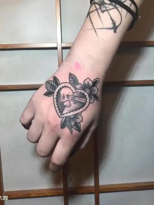 手背 黑灰小图_纹身图案手稿图片_se7en777的纹身作品集