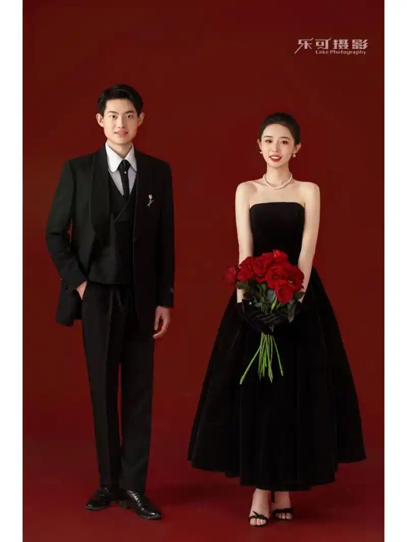幸福时刻,撒糖极简红底婚纱照为你留存 留存爱情,永远铭刻于心跳