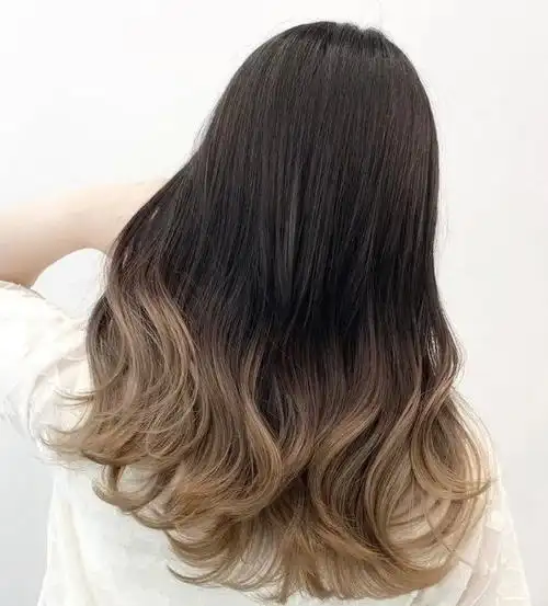 女生今年怎么染头发 个性发尾染发型a爆了_染发发型 - 美发站