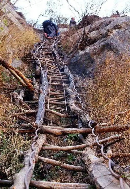 "悬崖村"名叫"阿土列尔村",位于四川省凉山彝族自治州昭觉县支尓莫乡