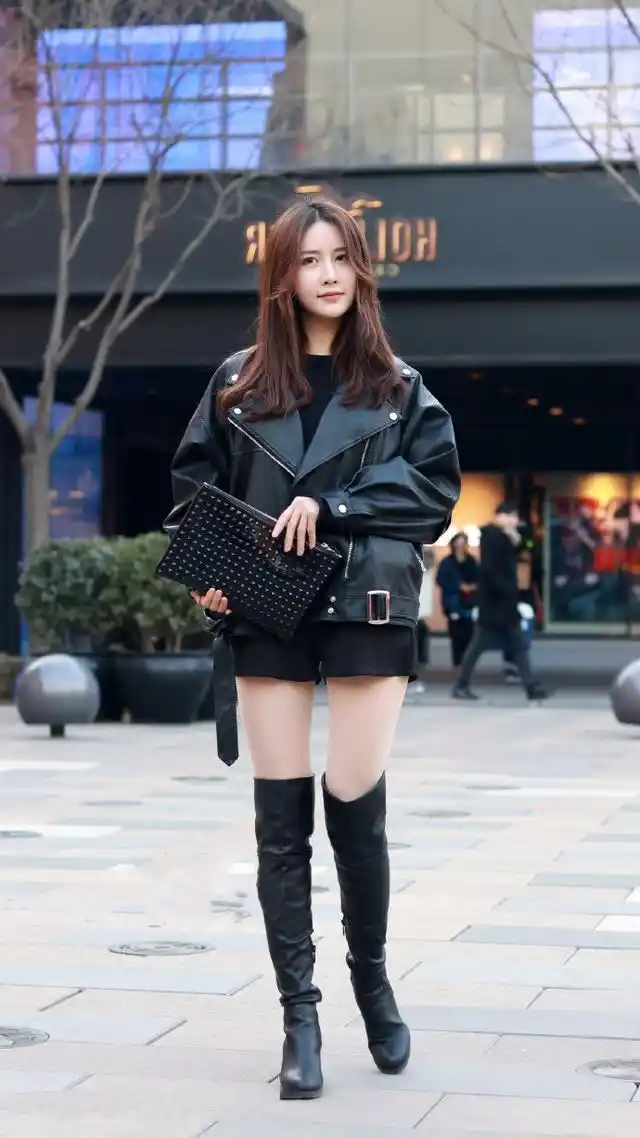 街拍:过膝靴是这个冬季女生必选的,时尚又显身材,真是太美了!