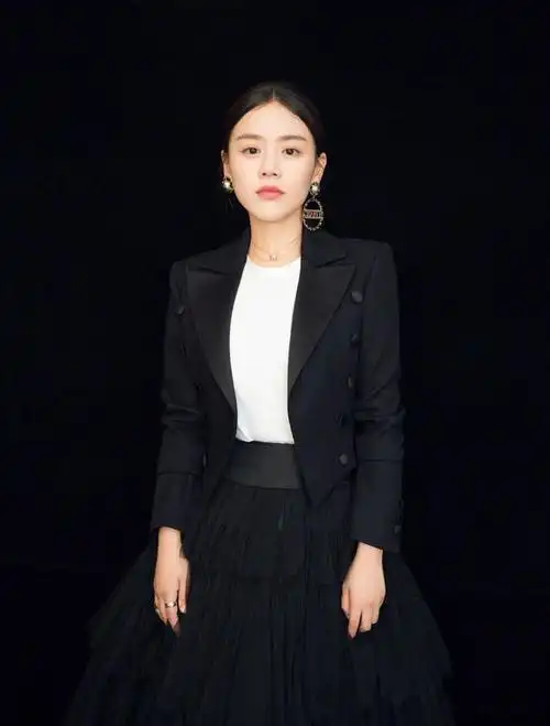 初春怎么穿出中性风,西装少不了,跟着西装女王马思纯一起变美吧