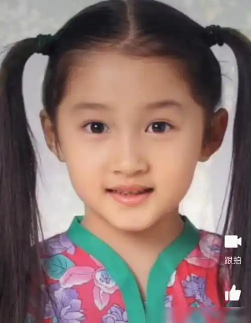 看到小时候曝光的照片,真不敢相信,关晓彤从小就这么好看,很多明星小