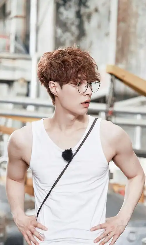 身材超级好的张艺兴,还拥有一头超级让人羡慕的发量