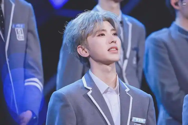 2018年,蔡徐坤在大热选秀节目《偶像练习生》中c位出道,一跃成为了炙