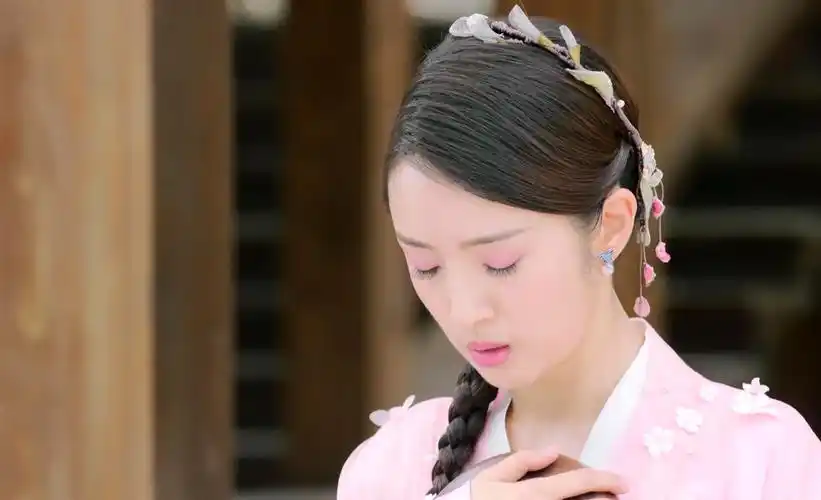 挂一串串风铃草的古装女子林依晨甜美动人谢宁不精致却很真实