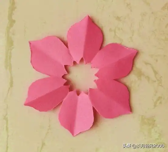 展开,一个最简单的花朵网就剪好了