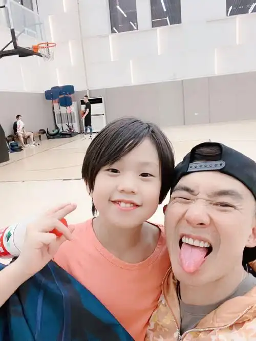 刘畊宏女孩火了他的教育方式更值得称赞曾鼓励儿子留3年长发