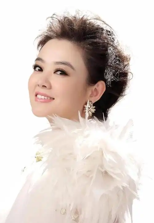 是中国军旅歌手王庆爽,也是一位著名的女高音歌唱家