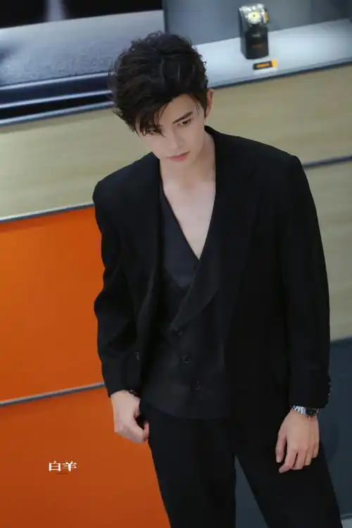 任嘉伦深v西装##任嘉伦上海线下人气##任嘉伦穿深v了