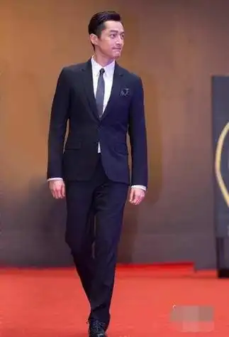 胡歌身高,周润发和1米9的人合影(胡歌身高是多少厘米)