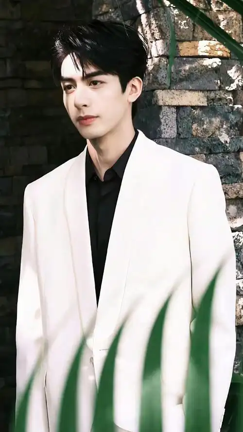 宋威龙西装帅哥