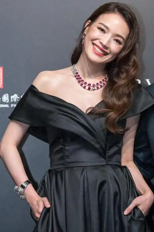 舒淇笑起来超性感,流光上衣配镶钻半身裙,优雅成熟满满东方韵味