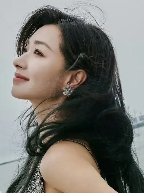 了##万茜白玉兰妆造#@万茜今日白玉兰妆造,杀回长发的姐姐依旧很美