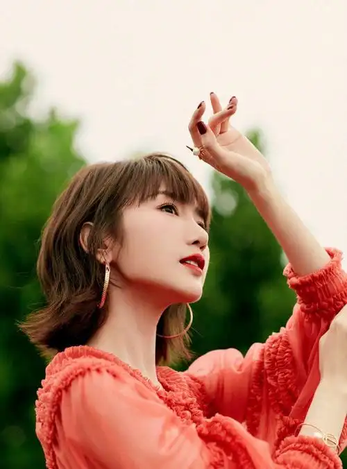 毛晓彤好精致身穿橙色连衣裙搭配短发造型