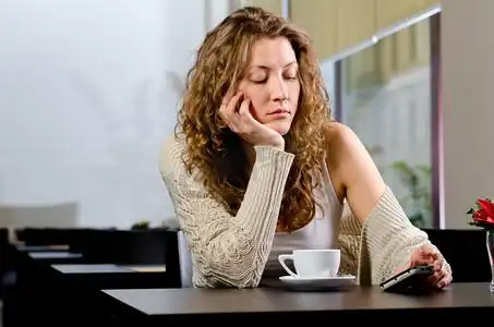 年轻女子坐在咖啡馆里等人美女人物特写